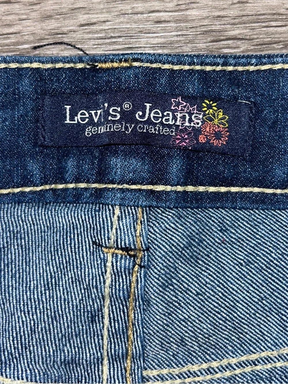Low rise Levi’s jean shorts